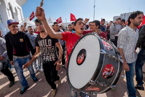 20 novembre 2014 : C’est à Sfax, 2ème ville du pays, réputée favorable aux islamistes d’Ennahda, que ce sera tenu le dernier grand meeting de campagne, dans une ambiance survoltée, plusieurs milliers d’électeurs sont venus acclamer Béji Caïd Essebsi. Sur la scène, « BCE » déroule ses traditionnels thèmes de campagne : la défense des droits de la femme, la promotion d’un islam modéré, la promesse d’un Etat moderne et fort.A 88 ans, le leader de Nidaa Tounès, la principale formation anti-islamiste, est le favori de l’élection présidentielle tunisienne.