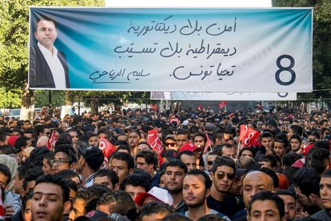 21 novembre 2014 : pour le dernier jour de la campagne pour les élections présidentielles, Slim Riahi, homme d'affire, propriétaire d'un des deux clubs de foot de Tunis, investit l'avenue Bourguiba à Tunis. Espérant plus de 10 000 militants, seuls un peu plus de deux milles sont venus écouetr le rappeur populaire Kafon et le discours de leur leader Slim Riahi.
