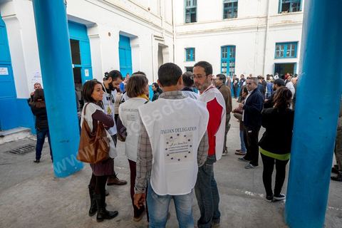 23 novembre 2014 : Observateurs de la délégation Italienne de l'Union Euroépenne au centre ville de Tunis ouverture des bureaux de vote à 8h, l'affleunce traditionnelle du matin ne dure que peu, à 11h la participation est de 11,85%. Jour vote pour les élections présidentielles, les premières depuis la révolution de 2011.