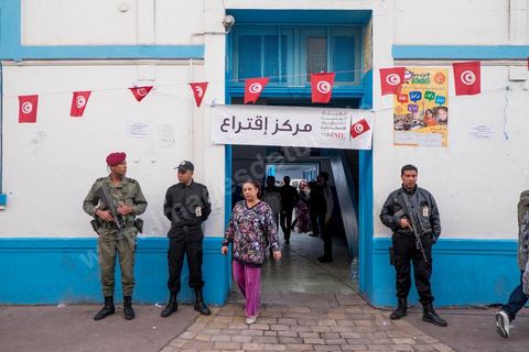 23 novembre 2014 : dispositif de sécurité mixte armée et police devant un bureau de vote au centre ville de Tunis. Jour vote pour les élections présidentielles, les premières depuis la révolution de 2011.