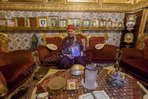 23 novembre 2014 : jour de vote du 1er tour des élections présidentielles. Un ancien militant nationaliste, tailleur de profession, électeur à Bab Souika, tient à montrer chez lui une photo où il est en compagnie de Béji Caid Essebsi, qu'il soutient pour l'élection présidentielle. Il pose également avec la copie de la première carte d'identité nationale délivrée à Habib Bourguiba après l'indépendance.