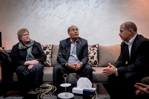 23 novembre 2014 : Moncef Marzouki, Président de la République en exercice, est venu avec sa femme à son QG de campagne pour s'informer des résultats et remercier les militants.à quelques heures après la fermeture des bureaux de vote les résultats et sondages tombent en faveur de Beji Caïd Essebsi qui devancerait de 10 points Moncef Marzouki. Ici en cercle restrient avec ses responsables de campagne. 