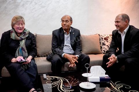 23 novembre 2014 : Moncef Marzouki, Président de la République en exercice, est venu avec sa femme à son QG de campagne pour s'informer des résultats et remercier les militants.à quelques heures après la fermeture des bureaux de vote les résultats et sondages tombent en faveur de Beji Caïd Essebsi qui devancerait de 10 points Moncef Marzouki. Ici en cercle restrient avec ses responsables de campagne. 