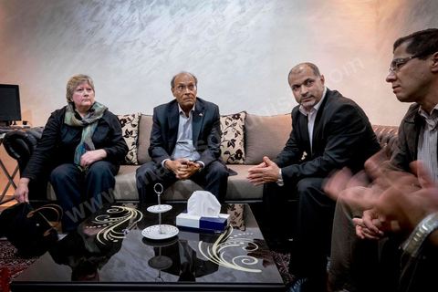 23 novembre 2014 : Moncef Marzouki, Président de la République en exercice, est venu avec sa femme à son QG de campagne pour s'informer des résultats et remercier les militants.à quelques heures après la fermeture des bureaux de vote les résultats et sondages tombent en faveur de Beji Caïd Essebsi qui devancerait de 10 points Moncef Marzouki. Ici en cercle restrient avec ses responsables de campagne. 