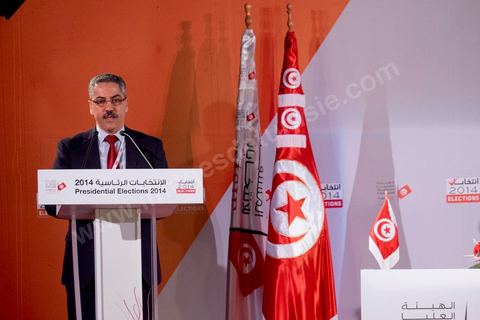 25 novembre 2014 : 25 novembre 2014 : L'Instance supérieure indépendante pour les élections en Tunisie (Isie) a rendu public mardi les résultats provisoires (hors recours) du premier tour de la présidentielle organisée le 23 novembre. Béji Caïd Essebsi arrive en tête avec 39,46 % des voix, suivi de près par le président sortant, Moncef Marzouki, avec 33,43% des voix. Avec finalement un écart de 6 points, tous deux se qualifient pour poursuivre la course au palais de Carthage, à la grande satisfaction des partisans du président sortant et au grand dam des sympathisants de Nida Tounes et de tous ceux qui espéraient une victoire franche de BCE au premier tour.