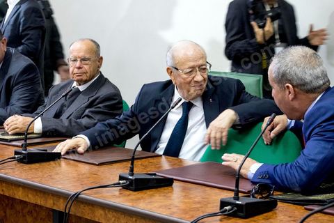2 décembre 2014 : Réunion des 86 députés de Nidaa Tounes autour de son président Béji Caïd Essebsi avant la 1ère réunion des 217 membres de l'Assemblée des représentants du peuple (ARP) élus le 26 octobre, un scrutin remporté par le parti Nidaa Tounès (86 élus) devant les islamistes d'Ennahda (69 députés), majoritaires jusqu'alors. Cette première réunion est présidée par le militant historique Ali Ben Salem, à titre de doyen des députés de cette nouvelle assemblée