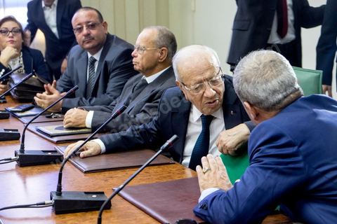 2 décembre 2014 : Réunion des 86 députés de Nidaa Tounes autour de son président Béji Caïd Essebsi avant la 1ère réunion des 217 membres de l'Assemblée des représentants du peuple (ARP) élus le 26 octobre, un scrutin remporté par le parti Nidaa Tounès (86 élus) devant les islamistes d'Ennahda (69 députés), majoritaires jusqu'alors. Cette première réunion est présidée par le militant historique Ali Ben Salem, à titre de doyen des députés de cette nouvelle assemblée