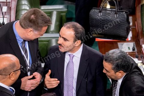 2 décembre 2014 : 1ère réunion des 217 membres de l'Assemblée des représentants du peuple (ARP) élus le 26 octobre, un scrutin remporté par le parti Nidaa Tounès (86 élus) devant les islamistes d'Ennahda (69 députés), majoritaires jusqu'alors. Cette première réunion est présidée par le militant historique Ali Ben Salem, à titre de doyen des députés de cette nouvelle assemblée