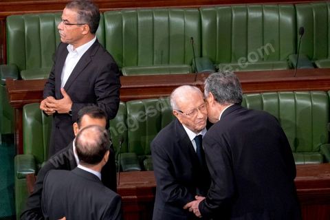 2 décembre 2014 : Béji Caïd Essebsi, président de Nidaa Tounes, assiste à l'ouverture de la séance à titre de président de parti. Lors de la 1ère réunion des 217 membres de l'Assemblée des représentants du peuple (ARP) élus le 26 octobre, un scrutin remporté par le parti Nidaa Tounès (86 élus) devant les islamistes d'Ennahda (69 députés), majoritaires jusqu'alors. Cette première réunion est présidée par le militant historique Ali Ben Salem, à titre de doyen des députés de cette nouvelle assemblée