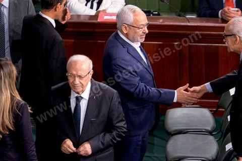 2 décembre 2014 : Béji Caïd Essebsi, président de Nidaa Tounes, et Rached Ghannouchi, Président de Ennahdha, assistent à l'ouverture de la séance à titre de président de parti. Lors de la 1ère réunion des 217 membres de l'Assemblée des représentants du peuple (ARP) élus le 26 octobre, un scrutin remporté par le parti Nidaa Tounès (86 élus) devant les islamistes d'Ennahda (69 députés), majoritaires jusqu'alors. Cette première réunion est présidée par le militant historique Ali Ben Salem, à titre de doyen des députés de cette nouvelle assemblée