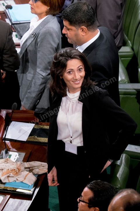 2 décembre 2014 : Ambiance de 1er jour de rentrée avec une jeune députée de Nidaa Tounes lors de la 1ère réunion des 217 membres de l'Assemblée des représentants du peuple (ARP) élus le 26 octobre, un scrutin remporté par le parti Nidaa Tounès (86 élus) devant les islamistes d'Ennahda (69 députés), majoritaires jusqu'alors. Cette première réunion est présidée par le militant historique Ali Ben Salem, à titre de doyen des députés de cette nouvelle assemblée