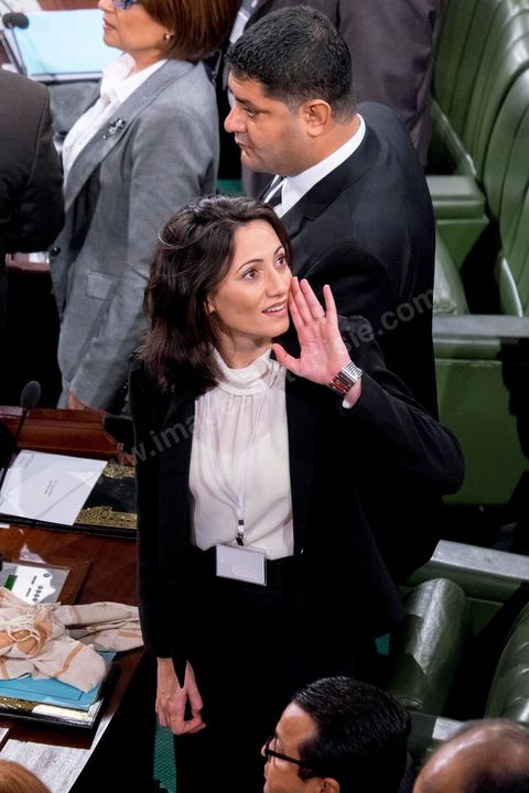 2 décembre 2014 : Ambiance de 1er jour de rentrée avec une jeune députée de Nidaa Tounes lors de la 1ère réunion des 217 membres de l'Assemblée des représentants du peuple (ARP) élus le 26 octobre, un scrutin remporté par le parti Nidaa Tounès (86 élus) devant les islamistes d'Ennahda (69 députés), majoritaires jusqu'alors. Cette première réunion est présidée par le militant historique Ali Ben Salem, à titre de doyen des députés de cette nouvelle assemblée