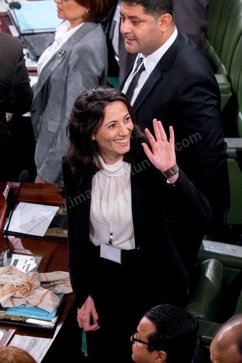 2 décembre 2014 : Ambiance de 1er jour de rentrée avec une jeune députée de Nidaa Tounes lors de la 1ère réunion des 217 membres de l'Assemblée des représentants du peuple (ARP) élus le 26 octobre, un scrutin remporté par le parti Nidaa Tounès (86 élus) devant les islamistes d'Ennahda (69 députés), majoritaires jusqu'alors. Cette première réunion est présidée par le militant historique Ali Ben Salem, à titre de doyen des députés de cette nouvelle assemblée