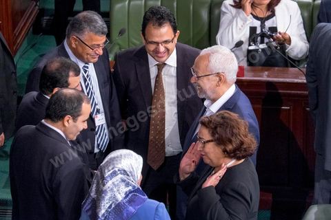 2 décembre 2014 : Rached Ghannouchi, Président de Ennahdha, en discussion avec des députés de son parti, assiste à l'ouverture de la séance à titre de président de parti. Lors de la 1ère réunion des 217 membres de l'Assemblée des représentants du peuple (ARP) élus le 26 octobre, un scrutin remporté par le parti Nidaa Tounès (86 élus) devant les islamistes d'Ennahda (69 députés), majoritaires jusqu'alors. Cette première réunion est présidée par le militant historique Ali Ben Salem, à titre de doyen des députés de cette nouvelle assemblée