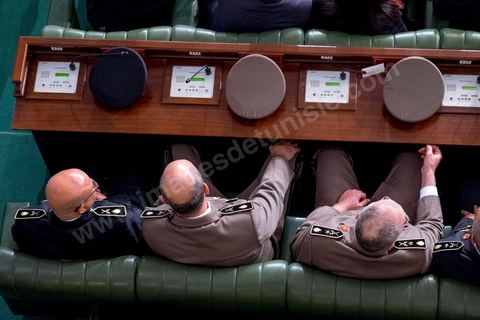 2 décembre 2014 : les chefs d'état majour de l'armée à la 1ère réunion des 217 membres de l'Assemblée des représentants du peuple (ARP) élus le 26 octobre, un scrutin remporté par le parti Nidaa Tounès (86 élus) devant les islamistes d'Ennahda (69 députés), majoritaires jusqu'alors. Cette première réunion est présidée par le militant historique Ali Ben Salem, à titre de doyen des députés de cette nouvelle assemblée