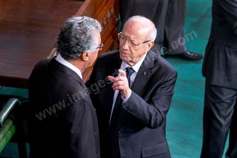 2 décembre 2014 : Béji Caïd Essebsi, président de Nidaa Tounes, discute ardemment avec Hamma Hammami, président du Front Populaire. Lors de la 1ère réunion des 217 membres de l'Assemblée des représentants du peuple (ARP) élus le 26 octobre, un scrutin remporté par le parti Nidaa Tounès (86 élus) devant les islamistes d'Ennahda (69 députés), majoritaires jusqu'alors. Cette première réunion est présidée par le militant historique Ali Ben Salem, à titre de doyen des députés de cette nouvelle assemblée