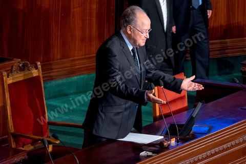 2 décembre 2014 : "Nous ouvrons avec la bénédiction de Dieu cette première séance de l'Assemblée des représentants du peuple et j'appelle à sa présidence Ali Ben Salem", président de droit de la première séance en tant que doyen du Parlement, a dit M. Ben Jaafar avant de céder sa place au perchoir. A la 1ère réunion des 217 membres de l'Assemblée des représentants du peuple (ARP) élus le 26 octobre, un scrutin remporté par le parti Nidaa Tounès (86 élus) devant les islamistes d'Ennahda (69 députés), majoritaires jusqu'alors. Cette première réunion est présidée par le militant historique Ali Ben Salem, à titre de doyen des députés de cette nouvelle assemblée