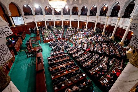 2 décembre 2014 : 1ère réunion des 217 membres de l'Assemblée des représentants du peuple (ARP) élus le 26 octobre, un scrutin remporté par le parti Nidaa Tounès (86 élus) devant les islamistes d'Ennahda (69 députés), majoritaires jusqu'alors. Cette première réunion est présidée par le militant historique Ali Ben Salem, à titre de doyen des députés de cette nouvelle assemblée
