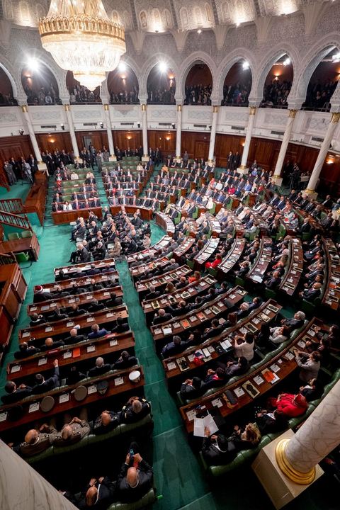 2 décembre 2014 : 1ère réunion des 217 membres de l'Assemblée des représentants du peuple (ARP) élus le 26 octobre, un scrutin remporté par le parti Nidaa Tounès (86 élus) devant les islamistes d'Ennahda (69 députés), majoritaires jusqu'alors. Cette première réunion est présidée par le militant historique Ali Ben Salem, à titre de doyen des députés de cette nouvelle assemblée