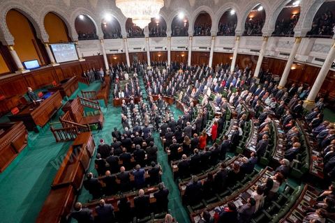 2 décembre 2014 : 1ère réunion des 217 membres de l'Assemblée des représentants du peuple (ARP) élus le 26 octobre, un scrutin remporté par le parti Nidaa Tounès (86 élus) devant les islamistes d'Ennahda (69 députés), majoritaires jusqu'alors. Cette première réunion est présidée par le militant historique Ali Ben Salem, à titre de doyen des députés de cette nouvelle assemblée