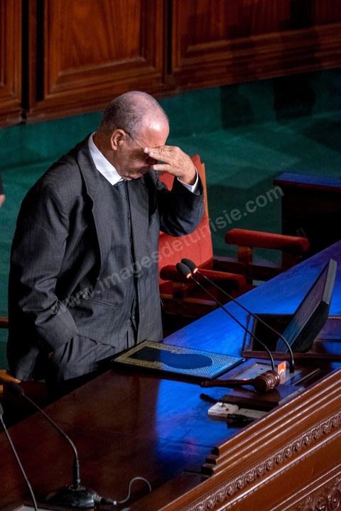 2 décembre 2014 : Très ému, M. Ali Ben Salem a essuyé quelques larmes sous les applaudissements des députés et d'un parterre d'invités. Le chef de Nidaa Tounès, Béji Caïd Essebsi, a salué une "journée formidable", et celui d'Ennahda, Rached Ghannouchi, a loué "un autre jour victorieux pour la démocratie". 1ère réunion des 217 membres de l'Assemblée des représentants du peuple (ARP) élus le 26 octobre, un scrutin remporté par le parti Nidaa Tounès (86 élus) devant les islamistes d'Ennahda (69 députés), majoritaires jusqu'alors. Cette première réunion est présidée par le militant historique Ali Ben Salem, à titre de doyen des députés de cette nouvelle assemblée