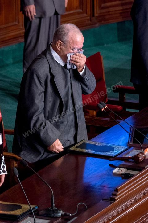 2 décembre 2014 : Très ému, M. Ali Ben Salem a essuyé quelques larmes sous les applaudissements des députés et d'un parterre d'invités. Le chef de Nidaa Tounès, Béji Caïd Essebsi, a salué une "journée formidable", et celui d'Ennahda, Rached Ghannouchi, a loué "un autre jour victorieux pour la démocratie". 1ère réunion des 217 membres de l'Assemblée des représentants du peuple (ARP) élus le 26 octobre, un scrutin remporté par le parti Nidaa Tounès (86 élus) devant les islamistes d'Ennahda (69 députés), majoritaires jusqu'alors. Cette première réunion est présidée par le militant historique Ali Ben Salem, à titre de doyen des députés de cette nouvelle assemblée