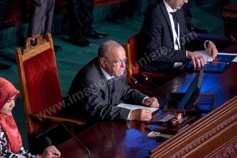 2 décembre 2014 : Très ému, M. Ali Ben Salem a essuyé quelques larmes sous les applaudissements des députés et d'un parterre d'invités. Le chef de Nidaa Tounès, Béji Caïd Essebsi, a salué une "journée formidable", et celui d'Ennahda, Rached Ghannouchi, a loué "un autre jour victorieux pour la démocratie". 1ère réunion des 217 membres de l'Assemblée des représentants du peuple (ARP) élus le 26 octobre, un scrutin remporté par le parti Nidaa Tounès (86 élus) devant les islamistes d'Ennahda (69 députés), majoritaires jusqu'alors. Cette première réunion est présidée par le militant historique Ali Ben Salem, à titre de doyen des députés de cette nouvelle assemblée