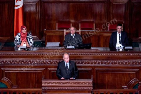 2 décembre 2014 : Mustapha Ben Jaafar, Président sortant de l'ANC, lors de la 1ère réunion des 217 membres de l'Assemblée des représentants du peuple (ARP) élus le 26 octobre, un scrutin remporté par le parti Nidaa Tounès (86 élus) devant les islamistes d'Ennahda (69 députés), majoritaires jusqu'alors. Cette première réunion est présidée par le militant historique Ali Ben Salem, à titre de doyen des députés de cette nouvelle assemblée