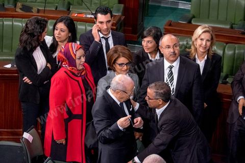 2 décembre 2014 : Beji Caïd Essebsi entourée de quelques unes des députées du parti Nidaa Tounes à la 1ère réunion des 217 membres de l'Assemblée des représentants du peuple (ARP) élus le 26 octobre, un scrutin remporté par le parti Nidaa Tounès (86 élus) devant les islamistes d'Ennahda (69 députés), majoritaires jusqu'alors. Cette première réunion est présidée par le militant historique Ali Ben Salem, à titre de doyen des députés de cette nouvelle assemblée