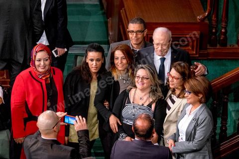 2 décembre 2014 : Beji Caïd Essebsi entourée de quelques unes des députées du parti Nidaa Tounes à la 1ère réunion des 217 membres de l'Assemblée des représentants du peuple (ARP) élus le 26 octobre, un scrutin remporté par le parti Nidaa Tounès (86 élus) devant les islamistes d'Ennahda (69 députés), majoritaires jusqu'alors. Cette première réunion est présidée par le militant historique Ali Ben Salem, à titre de doyen des députés de cette nouvelle assemblée