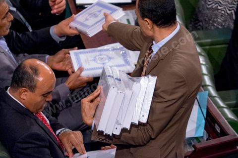 2 décembre 2014 : Distribution des coran pour la prestation de serment des députés. 1ère réunion des 217 membres de l'Assemblée des représentants du peuple (ARP) élus le 26 octobre, un scrutin remporté par le parti Nidaa Tounès (86 élus) devant les islamistes d'Ennahda (69 députés), majoritaires jusqu'alors. Cette première réunion est présidée par le militant historique Ali Ben Salem, à titre de doyen des députés de cette nouvelle assemblée
