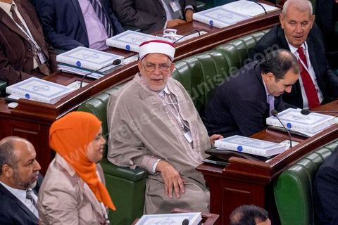 2 décembre 2014 : Abdelfatha Mourou, nouveau député d'Ennahdha. 1ère réunion des 217 membres de l'Assemblée des représentants du peuple (ARP) élus le 26 octobre, un scrutin remporté par le parti Nidaa Tounès (86 élus) devant les islamistes d'Ennahda (69 députés), majoritaires jusqu'alors. Cette première réunion est présidée par le militant historique Ali Ben Salem, à titre de doyen des députés de cette nouvelle assemblée