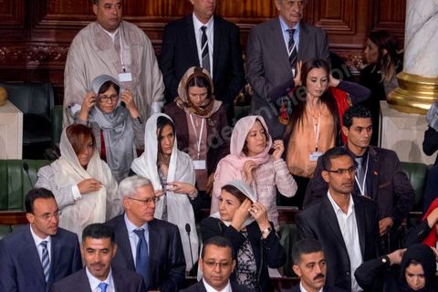 2 décembre 2014 : les 217 nouveaux députés prêtes serment sur le Coran lors de la 1ère réunion des 217 membres de l'Assemblée des représentants du peuple (ARP) élus le 26 octobre, un scrutin remporté par le parti Nidaa Tounès (86 élus) devant les islamistes d'Ennahda (69 députés), majoritaires jusqu'alors. Cette première réunion est présidée par le militant historique Ali Ben Salem, à titre de doyen des députés de cette nouvelle assemblée