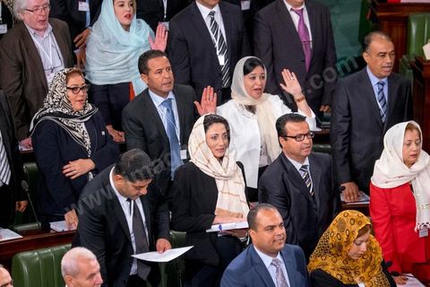2 décembre 2014 : les 217 nouveaux députés prêtes serment sur le Coran lors de la 1ère réunion des 217 membres de l'Assemblée des représentants du peuple (ARP) élus le 26 octobre, un scrutin remporté par le parti Nidaa Tounès (86 élus) devant les islamistes d'Ennahda (69 députés), majoritaires jusqu'alors. Cette première réunion est présidée par le militant historique Ali Ben Salem, à titre de doyen des députés de cette nouvelle assemblée