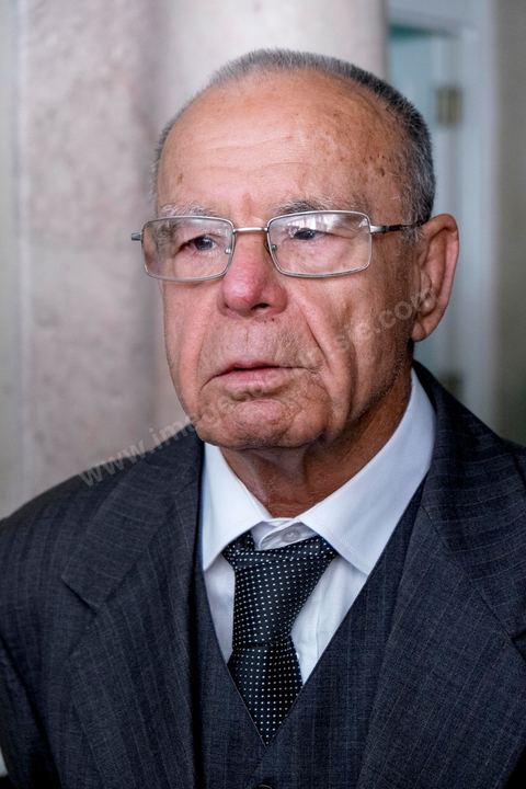 2 décembre 2014 : Très ému, M. Ali Ben Salem a essuyé quelques larmes sous les applaudissements des députés et d'un parterre d'invités. 1ère réunion des 217 membres de l'Assemblée des représentants du peuple (ARP) élus le 26 octobre, un scrutin remporté par le parti Nidaa Tounès (86 élus) devant les islamistes d'Ennahda (69 députés), majoritaires jusqu'alors. Cette première réunion est présidée par le militant historique Ali Ben Salem, à titre de doyen des députés de cette nouvelle assemblée