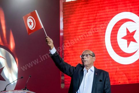 14 décembre 2014 : grand meeting de Moncef Marzouki qui fait salle comble à la coupole de Tunis à une semaine du 2d tour des élections présidentielles. Moncef Marzouki, a appelé ses partisans, « à ne pas tomber dans le piège des insultes et à ne pas dire du mal de son rival Béji Caid Essebsi », tout en affirmant «nous avons le droit de juger cet homme pour son passé et pour son rôle destructeur au cours de la phase transitoire…, mais notre combat est celui des valeurs et l’éthique».Le président sortant et candidat au second tour de la présidentielle a tenu dimanche un meeting au palais des sports d’El Menzah. Ses partisans venus des différentes régions du pays ont scandé des slogans hostiles à son rival Béji Caid Essebsi et à son parti Nidaa Tounes.