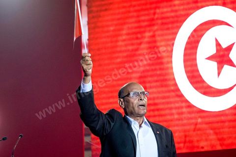 14 décembre 2014 : grand meeting de Moncef Marzouki qui fait salle comble à la coupole de Tunis à une semaine du 2d tour des élections présidentielles. Moncef Marzouki, a appelé ses partisans, « à ne pas tomber dans le piège des insultes et à ne pas dire du mal de son rival Béji Caid Essebsi », tout en affirmant «nous avons le droit de juger cet homme pour son passé et pour son rôle destructeur au cours de la phase transitoire…, mais notre combat est celui des valeurs et l’éthique».Le président sortant et candidat au second tour de la présidentielle a tenu dimanche un meeting au palais des sports d’El Menzah. Ses partisans venus des différentes régions du pays ont scandé des slogans hostiles à son rival Béji Caid Essebsi et à son parti Nidaa Tounes.