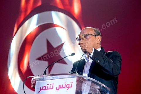 14 décembre 2014 : grand meeting de Moncef Marzouki qui fait salle comble à la coupole de Tunis à une semaine du 2d tour des élections présidentielles. Moncef Marzouki, a appelé ses partisans, « à ne pas tomber dans le piège des insultes et à ne pas dire du mal de son rival Béji Caid Essebsi », tout en affirmant «nous avons le droit de juger cet homme pour son passé et pour son rôle destructeur au cours de la phase transitoire…, mais notre combat est celui des valeurs et l’éthique».Le président sortant et candidat au second tour de la présidentielle a tenu dimanche un meeting au palais des sports d’El Menzah. Ses partisans venus des différentes régions du pays ont scandé des slogans hostiles à son rival Béji Caid Essebsi et à son parti Nidaa Tounes.