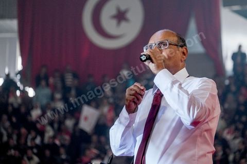 14 décembre 2014 : grand meeting de Moncef Marzouki qui fait salle comble à la coupole de Tunis à une semaine du 2d tour des élections présidentielles. Moncef Marzouki, a appelé ses partisans, « à ne pas tomber dans le piège des insultes et à ne pas dire du mal de son rival Béji Caid Essebsi », tout en affirmant «nous avons le droit de juger cet homme pour son passé et pour son rôle destructeur au cours de la phase transitoire…, mais notre combat est celui des valeurs et l’éthique».Le président sortant et candidat au second tour de la présidentielle a tenu dimanche un meeting au palais des sports d’El Menzah. Ses partisans venus des différentes régions du pays ont scandé des slogans hostiles à son rival Béji Caid Essebsi et à son parti Nidaa Tounes.