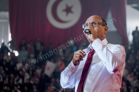 14 décembre 2014 : grand meeting de Moncef Marzouki qui fait salle comble à la coupole de Tunis à une semaine du 2d tour des élections présidentielles. Moncef Marzouki, a appelé ses partisans, « à ne pas tomber dans le piège des insultes et à ne pas dire du mal de son rival Béji Caid Essebsi », tout en affirmant «nous avons le droit de juger cet homme pour son passé et pour son rôle destructeur au cours de la phase transitoire…, mais notre combat est celui des valeurs et l’éthique».Le président sortant et candidat au second tour de la présidentielle a tenu dimanche un meeting au palais des sports d’El Menzah. Ses partisans venus des différentes régions du pays ont scandé des slogans hostiles à son rival Béji Caid Essebsi et à son parti Nidaa Tounes.