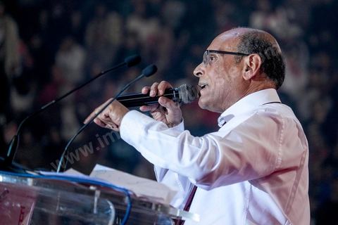 14 décembre 2014 : grand meeting de Moncef Marzouki qui fait salle comble à la coupole de Tunis à une semaine du 2d tour des élections présidentielles. Moncef Marzouki, a appelé ses partisans, « à ne pas tomber dans le piège des insultes et à ne pas dire du mal de son rival Béji Caid Essebsi », tout en affirmant «nous avons le droit de juger cet homme pour son passé et pour son rôle destructeur au cours de la phase transitoire…, mais notre combat est celui des valeurs et l’éthique».Le président sortant et candidat au second tour de la présidentielle a tenu dimanche un meeting au palais des sports d’El Menzah. Ses partisans venus des différentes régions du pays ont scandé des slogans hostiles à son rival Béji Caid Essebsi et à son parti Nidaa Tounes.