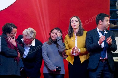 14 décembre 2014 : la famille de Marzouki au  grand meeting de Moncef Marzouki qui fait salle comble à la coupole de Tunis à une semaine du 2d tour des élections présidentielles. Moncef Marzouki, a appelé ses partisans, « à ne pas tomber dans le piège des insultes et à ne pas dire du mal de son rival Béji Caid Essebsi », tout en affirmant «nous avons le droit de juger cet homme pour son passé et pour son rôle destructeur au cours de la phase transitoire…, mais notre combat est celui des valeurs et l’éthique».Le président sortant et candidat au second tour de la présidentielle a tenu dimanche un meeting au palais des sports d’El Menzah. Ses partisans venus des différentes régions du pays ont scandé des slogans hostiles à son rival Béji Caid Essebsi et à son parti Nidaa Tounes.