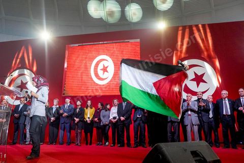 14 décembre 2014 : grand meeting de Moncef Marzouki qui fait salle comble à la coupole de Tunis à une semaine du 2d tour des élections présidentielles. Moncef Marzouki, a appelé ses partisans, « à ne pas tomber dans le piège des insultes et à ne pas dire du mal de son rival Béji Caid Essebsi », tout en affirmant «nous avons le droit de juger cet homme pour son passé et pour son rôle destructeur au cours de la phase transitoire…, mais notre combat est celui des valeurs et l’éthique».Le président sortant et candidat au second tour de la présidentielle a tenu dimanche un meeting au palais des sports d’El Menzah. Ses partisans venus des différentes régions du pays ont scandé des slogans hostiles à son rival Béji Caid Essebsi et à son parti Nidaa Tounes.
