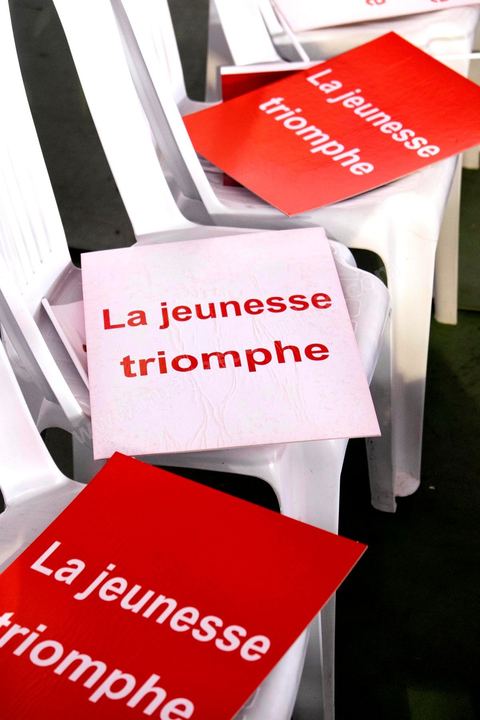 14 décembre 2014 : grand meeting de Moncef Marzouki qui fait salle comble à la coupole de Tunis à une semaine du 2d tour des élections présidentielles. Moncef Marzouki, a appelé ses partisans, « à ne pas tomber dans le piège des insultes et à ne pas dire du mal de son rival Béji Caid Essebsi », tout en affirmant «nous avons le droit de juger cet homme pour son passé et pour son rôle destructeur au cours de la phase transitoire…, mais notre combat est celui des valeurs et l’éthique».Le président sortant et candidat au second tour de la présidentielle a tenu dimanche un meeting au palais des sports d’El Menzah. Ses partisans venus des différentes régions du pays ont scandé des slogans hostiles à son rival Béji Caid Essebsi et à son parti Nidaa Tounes.