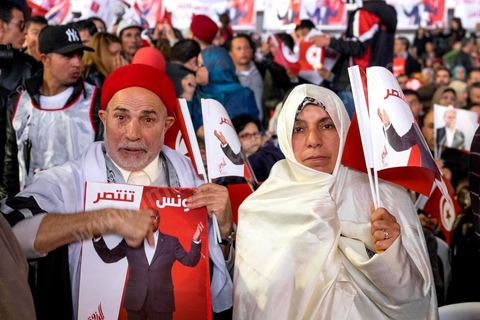 14 décembre 2014 : grand meeting de Moncef Marzouki qui fait salle comble à la coupole de Tunis à une semaine du 2d tour des élections présidentielles. Moncef Marzouki, a appelé ses partisans, « à ne pas tomber dans le piège des insultes et à ne pas dire du mal de son rival Béji Caid Essebsi », tout en affirmant «nous avons le droit de juger cet homme pour son passé et pour son rôle destructeur au cours de la phase transitoire…, mais notre combat est celui des valeurs et l’éthique».Le président sortant et candidat au second tour de la présidentielle a tenu dimanche un meeting au palais des sports d’El Menzah. Ses partisans venus des différentes régions du pays ont scandé des slogans hostiles à son rival Béji Caid Essebsi et à son parti Nidaa Tounes.
