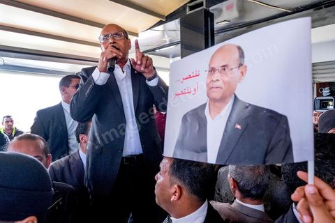 15 décembre 2014 : dans le cadre de la campagne électorale pour le second tour des élections présidentielles, Moncef Marzouki, Président en fonction, continue son tour des régions et des quartiers populaires. Ce matin visite rapide dans la quartier de Kabaria dans la banlieue sud de Tunis. 