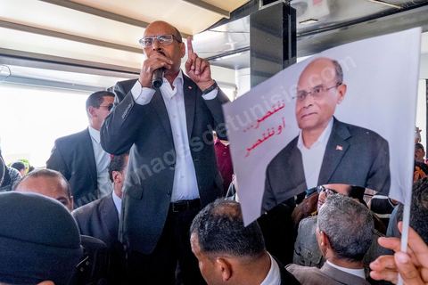 15 décembre 2014 : dans le cadre de la campagne électorale pour le second tour des élections présidentielles, Moncef Marzouki, Président en fonction, continue son tour des régions et des quartiers populaires. Ce matin visite rapide dans la quartier de Kabaria dans la banlieue sud de Tunis. 