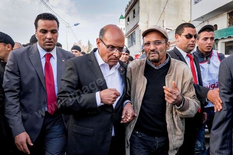 15 décembre 2014 : dans le cadre de la campagne électorale pour le second tour des élections présidentielles, Moncef Marzouki, Président en fonction, continue son tour des régions et des quartiers populaires. Ce matin visite rapide dans la quartier de Kabaria dans la banlieue sud de Tunis. 