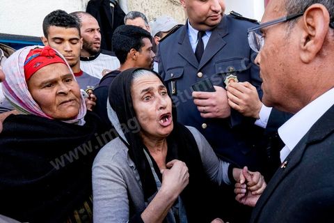 15 décembre 2014 : dans le cadre de la campagne électorale pour le second tour des élections présidentielles, Moncef Marzouki, Président en fonction, continue son tour des régions et des quartiers populaires. Ce matin visite rapide dans la quartier de Kabaria dans la banlieue sud de Tunis. 