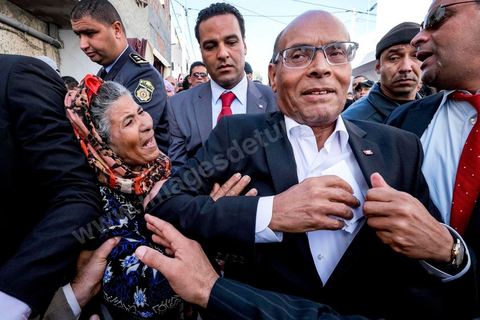 15 décembre 2014 : dans le cadre de la campagne électorale pour le second tour des élections présidentielles, Moncef Marzouki, Président en fonction, continue son tour des régions et des quartiers populaires. Ce matin visite rapide dans la quartier de Kabaria dans la banlieue sud de Tunis. 